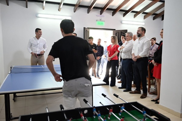 Popular / Santiago Peña compartió con jóvenes del centro de adicciones