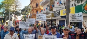 Jubilados acusan al presidente del IPS de querer acallar sus reclamos