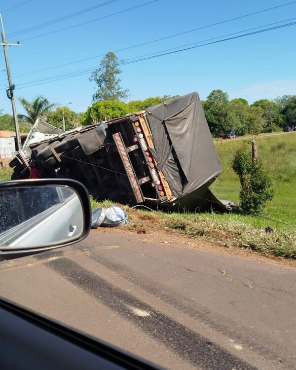 Camión cargado de cemento volcó en zona urbana de General Delgado