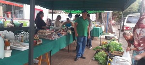 Feriantes ya reciben reservas de carne y productos agroecológicos para las fiestas