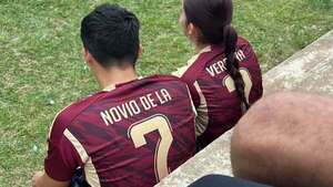 Su camiseta dice, "El novio de la 7" para alentar a su novia y le dicen "Lorito"