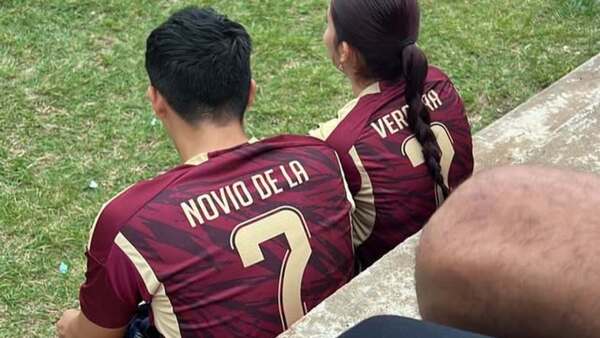 Su camiseta dice, "El novio de la 7" para alentar a su novia y le dicen "Lorito"
