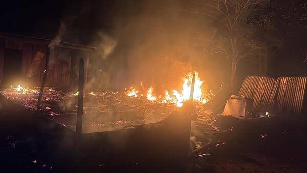 Popular / (Video)¡Guyryry en asentamiento: rajaron a los que no pagaron la cuota y quemaron casa!