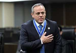 Contralor Camilo Benítez recibe el Gran Collar del Mérito en Brasil