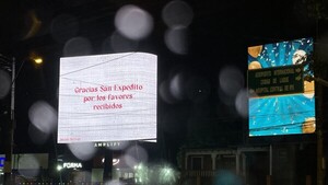 Chau pasacalles: Favores de San Expeditos ahora se agradecen con pantallas gigantes