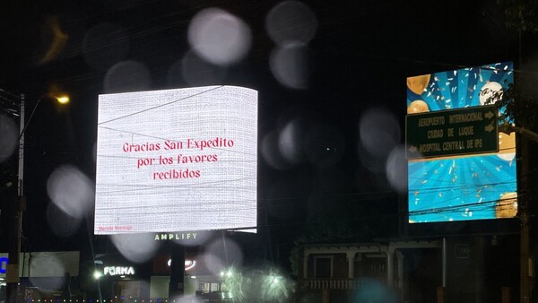 Chau pasacalles: Favores de San Expeditos ahora se agradecen con pantallas gigantes