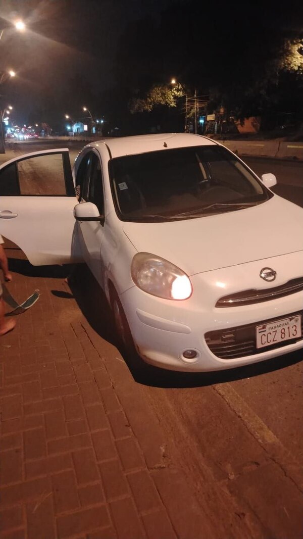 Video. Bache en San Lorenzo deja varada a madre que transportaba a su hija discapacitada » San Lorenzo PY