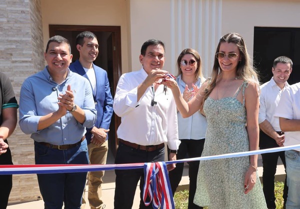 Popular / Entregaron 18 viviendas en Luquelandia: Tiene quinchos, cancha y acceso controlado