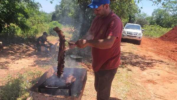 Obreros disfrutan de asado “a la carretilla”