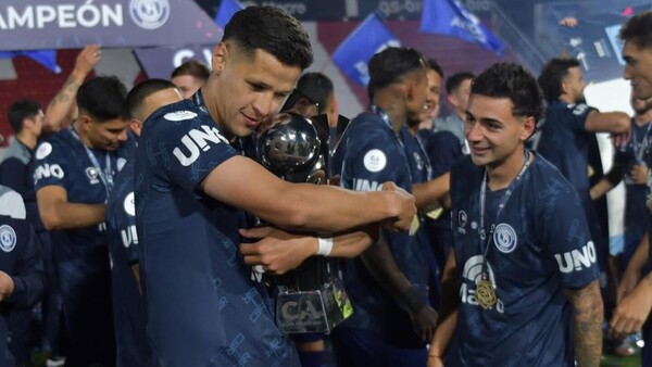 ¡Doble Alegría! Alex Arce: campeón histórico con Independiente Rivadavia y convocado a la Albirroja