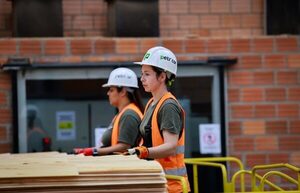 Empresas mantienen clima de optimismo, con leve disminución en la construcción