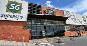 La Nación / Lambaré: estructura de supermercado cayó sobre un auto, clienta se salvó de milagro