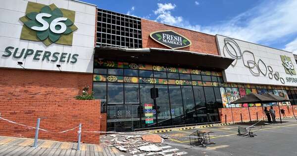 La Nación / Lambaré: estructura de supermercado cayó sobre un auto, clienta se salvó de milagro