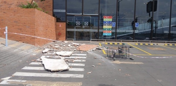Derrumbe en supermercado de Lambaré genera daños materiales y obliga al cierre temporal