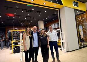 La marca CAT reabrió su tienda en el Shopping Mariscal - Empresariales - ABC Color