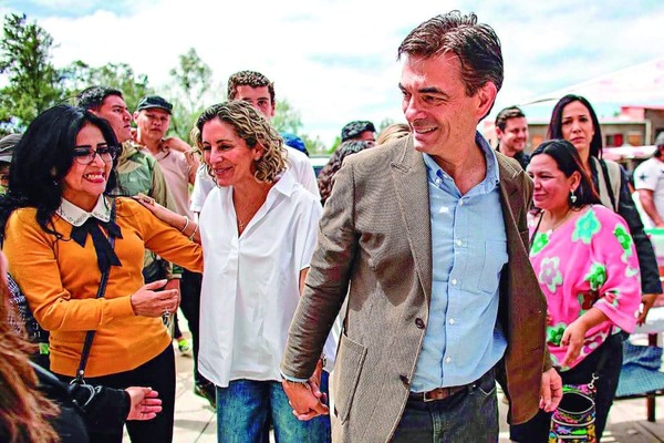 Santiago Peña asiste a asunción de Rodrigo Paz en Bolivia