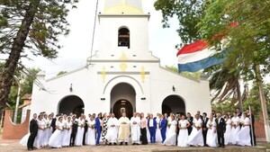 Villa Florida: 30 parejas cumplieron el sueño de casarse en boda comunitaria