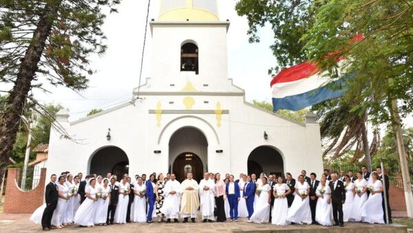 Villa Florida: 30 parejas cumplieron el sueño de casarse en boda comunitaria