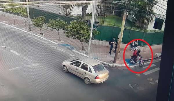 Dos jóvenes con antecedentes fueron detenidos tras persecución y tiroteo en Asunción - Policiales - ABC Color