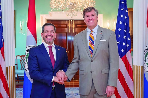 Latorre y Gabbard Refuerzan Cooperación Bilateral