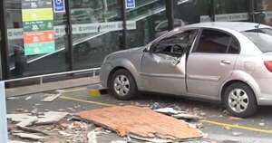 Diario HOY | Estructura cayó sobre un auto en un súper, mujer se salvó por segundos