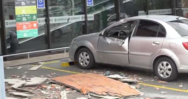 Diario HOY | Estructura cayó sobre un auto en un súper, mujer se salvó por segundos