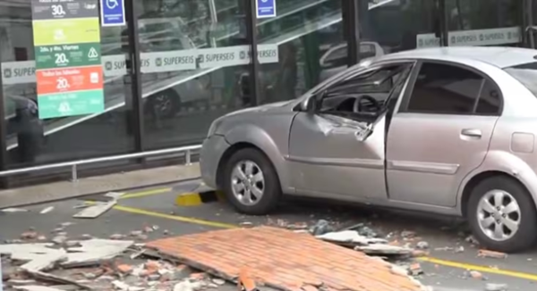 Estructura cayó sobre un auto en un súper, mujer se salvó por segundos