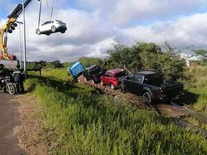 Carapeguá: camión cigüeña se despista en la PY01 y causa daños a vehículos que transportaba - Nacionales - ABC Color