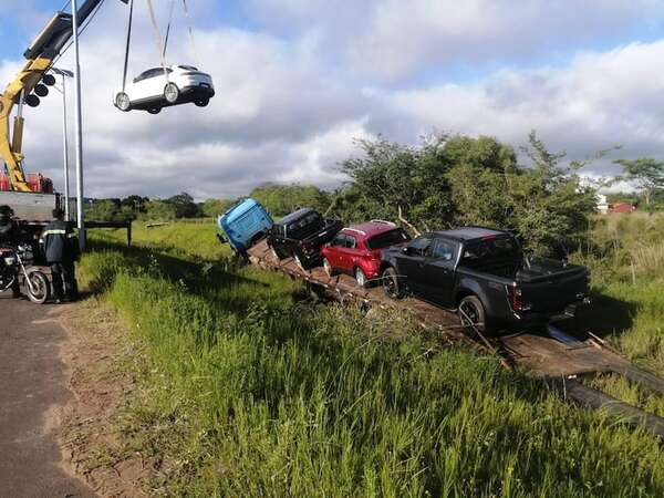 Carapeguá: camión cigüeña se despista en la PY01 y causa daños a vehículos que transportaba - Nacionales - ABC Color