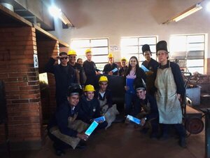 Jóvenes de Itapúa impulsan el reciclaje sostenible elaborando contenedores para residuos