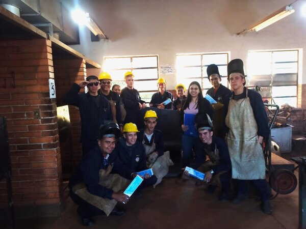 Jóvenes de Itapúa impulsan el reciclaje sostenible elaborando contenedores para residuos