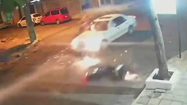 Mujeres terminan en la vereda luego de accidente de tránsito en Barrio Obrero