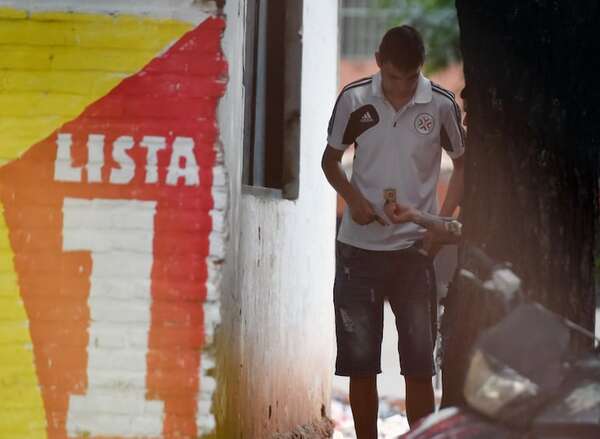 La compra de cédula tiene una pena carcelable de tres años, recuerda fiscal - Política - ABC Color