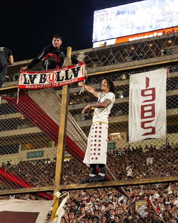 El Universitario de Williams Riveros recibe trofeo de campeón peruano - Fútbol Internacional - ABC Color