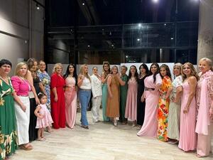 Popular / Emotivo homenaje a pacientes oncológicas y desfile solidario denominado "Atardecer Rosa"