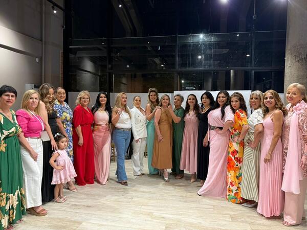 Popular / Emotivo homenaje a pacientes oncológicas y desfile solidario denominado "Atardecer Rosa"