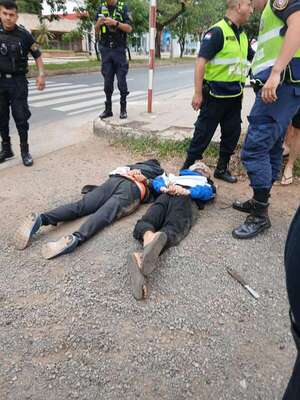 Video: detienen a peligrosos motochorros tras persecución en Fernando - Policiales - ABC Color