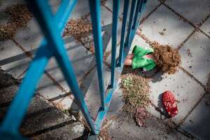 Condenan a un abuelo por el abuso de tres niñas, pero seguirá en su casa - Policiales - ABC Color