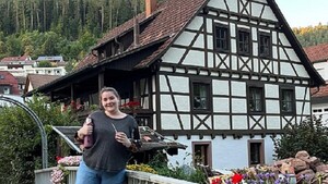 Dejó el confort del hogar para forjar su destino en tierra de sus ancestros