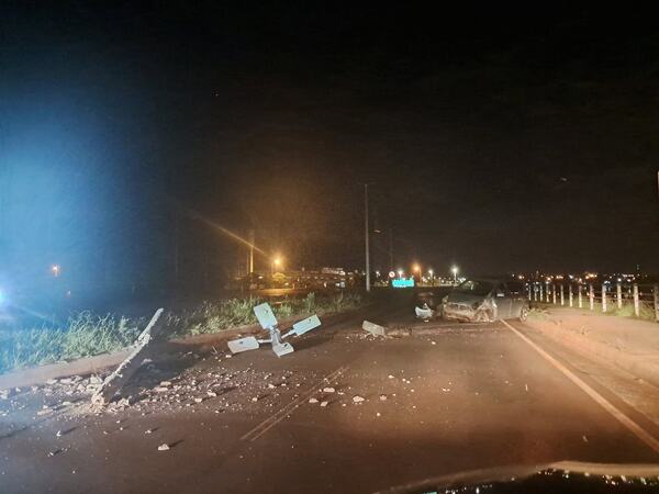 CHOQUE DE VEHÍCULO CONTRA COLUMNA DE LA ANDE EN BARRIO CHAIPÉ