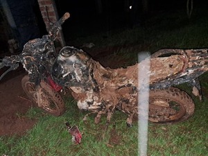 Mujer denuncia a su expareja por incendiar su motocicleta y parte de una vivienda en Santiago Misiones