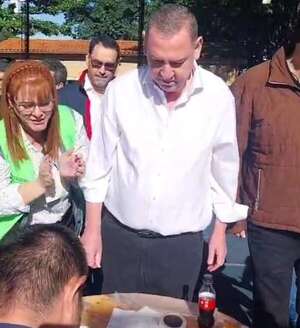 Video: así fue el escrache a Javier Zacarías en local electoral: “¡Bandido, chupa medias de Cartes!”  - ABC en el Este - ABC Color