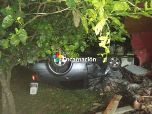 Se equivocó de casa, volcó y terminó estrellándose contra la vivienda de su vecina