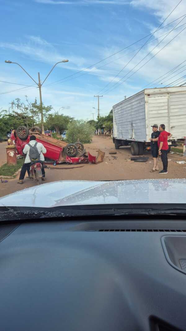 Aparatoso vuelco de un automóvil sobre la avenida Boquerón - Concepción al Día