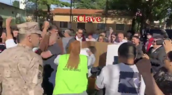 TSJE destituirá a funcionaria grabada "hurreando" al clan Zacarías durante la votación en CDE