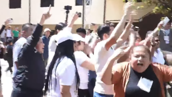 "Zacaristas" impiden a botellazos ingreso de intendentable opositor en CDE