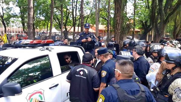 CDE: tensión y críticas a fiscal por ordenar traslado de dos sospechosos y una mochila sin verificación pública - ABC en el Este - ABC Color