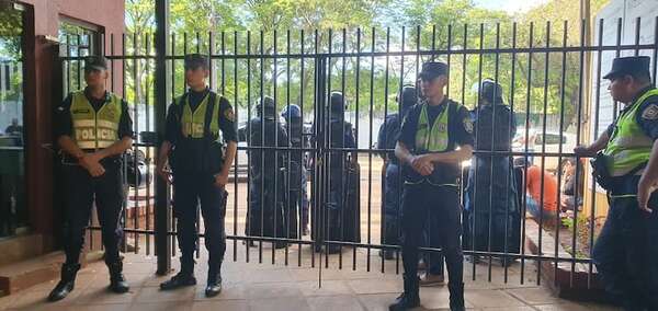 Se cierran portones en los 23 locales de votación en Ciudad del Este  - ABC en el Este - ABC Color