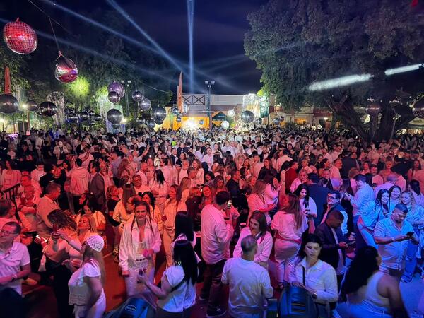 Popular / ¡Noche Blanca de El Retrovisor retumbó en el Club Alemán!