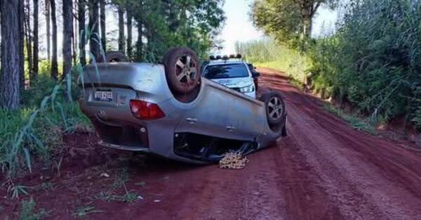 Denunció robo, pero su hijo volcó el auto